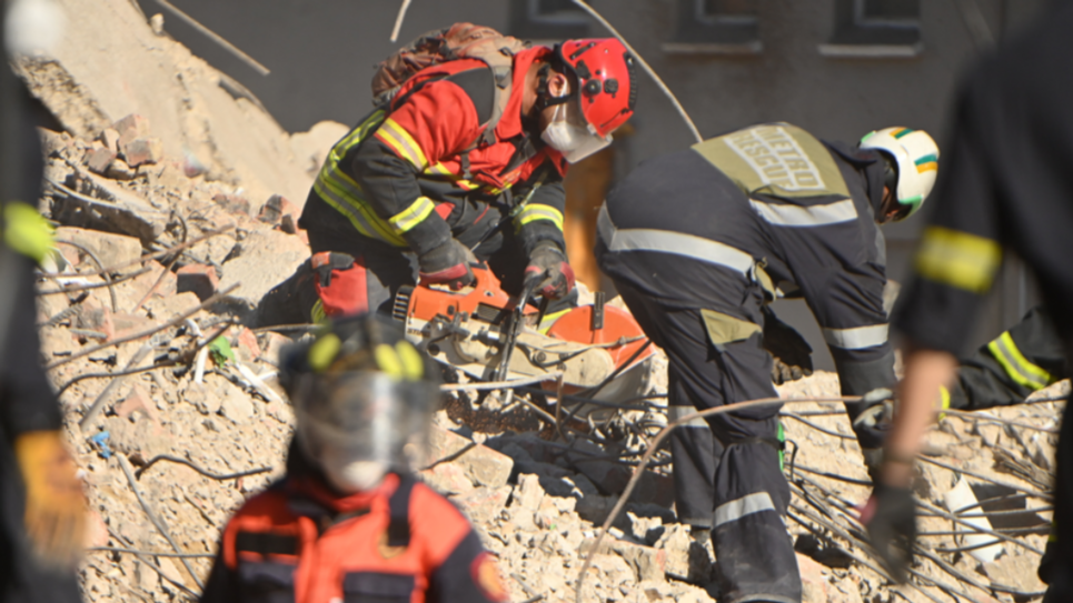 DSD MEC visits social workers and the families affected by collapsed building